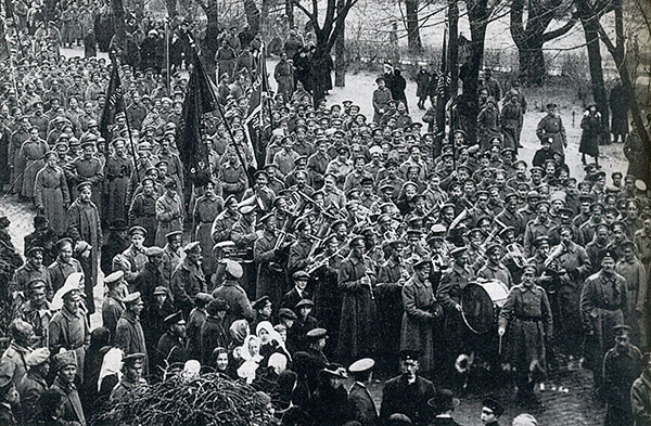 Russian-Soldiers-Protesting-April--1917.jpg